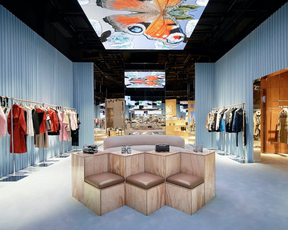 Egen latin blandt Burberry Blurs The Physical With The Virtual In a Brand New Retail  Experience - 10 Magazine